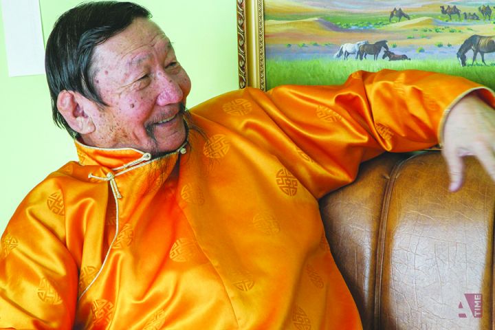 Т.Галсан: Цөллөгт явсан, номоо шатаалгасан анхны зохиолч нь би юм даа ...